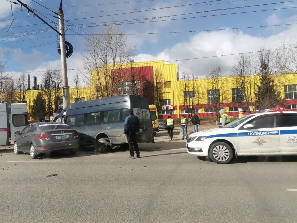 Спорные дтп. Дтп чебоксары тракторостроителей. Дтп чебоксары тракторостроителей. Снес+светофор+ленсовета+гагарина. Чебоксары дтп на пр.