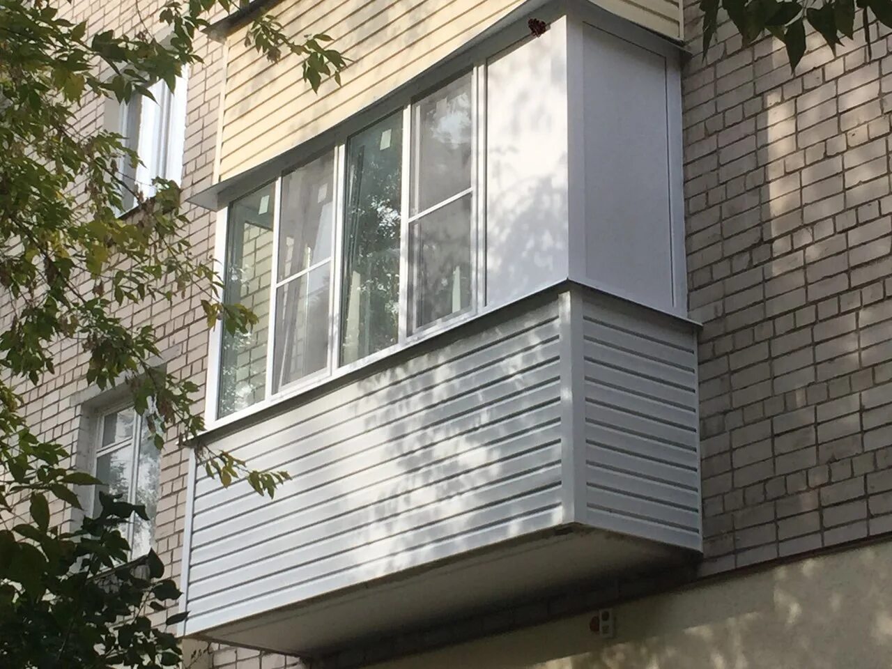 Балкон сайдингом. Балкон обшивка снаружи сайдинг реклама. Балкон сайдингом. Внешняя отделка балкона. Наружная отделка балкона.