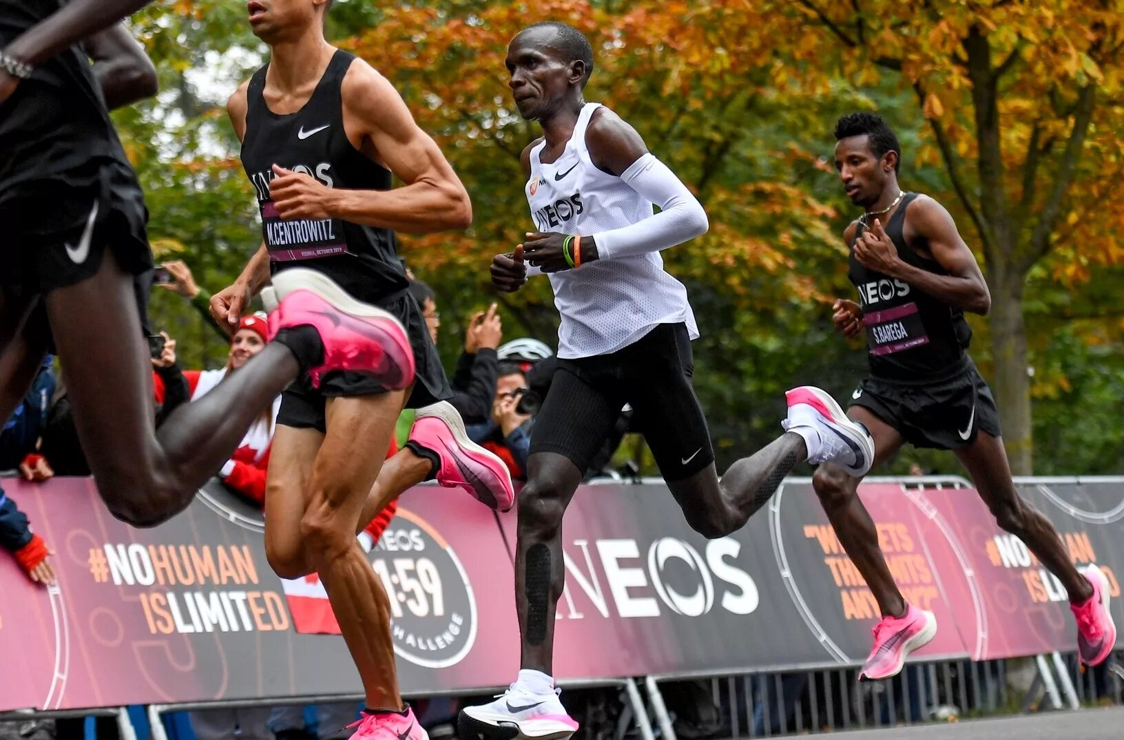 Как называют спортсменов которые бегают. Элиуд Кипчоге рекорд. Кенийский бегун Элиуд Кипчоге. Элиуд Кипчоге легкая атлетика. Элиуд Кипчоге найк.