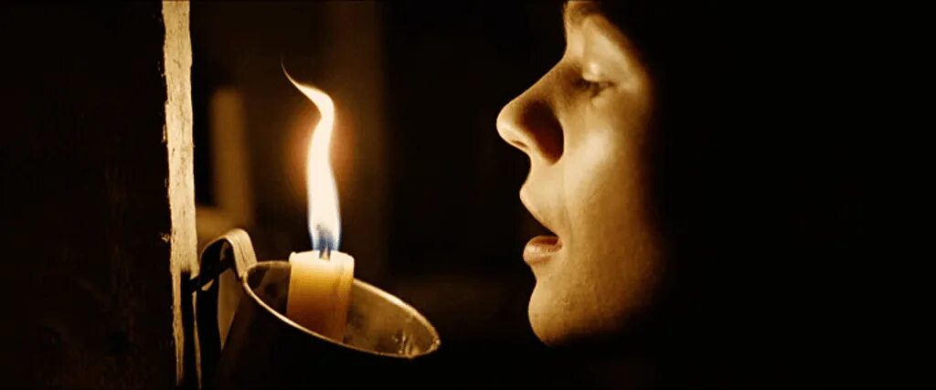 Задувание свечей. Задувание свечей на торте. Погасшая свеча. Огонь свечи. Задувание свечей на торте.