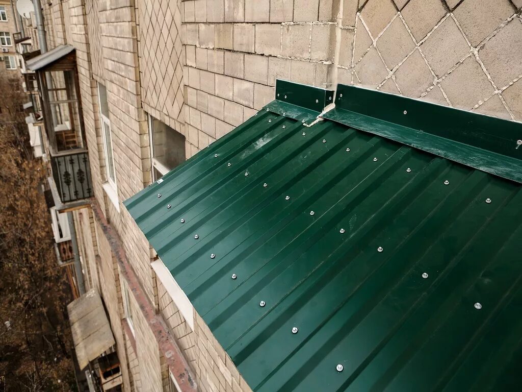 Стеновое примыкание. Узел примыкания скатной кровли к кирпичной стене. Планка примыкания кровельная к стене 150х150. Планка примыкания кровли к стене. Планки примыкания узел крепления кровли.