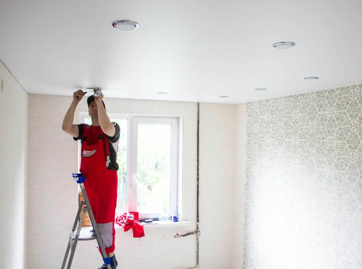 Монтажник натяжных потолков. Натяжные потолки простые. Установщик натяжных потолков. Установка натяжных потолков под ключ. Натяжные потолки.