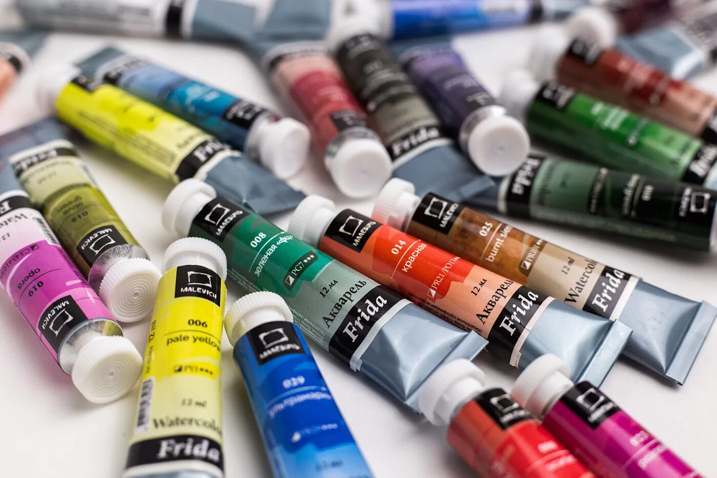 Акварельные краски в тубах. Тюбик 12 мл. Акварель малевичъ frida, алая, 12мл. Акварель малевич frida выкраска. Акварельные краски в тубах.