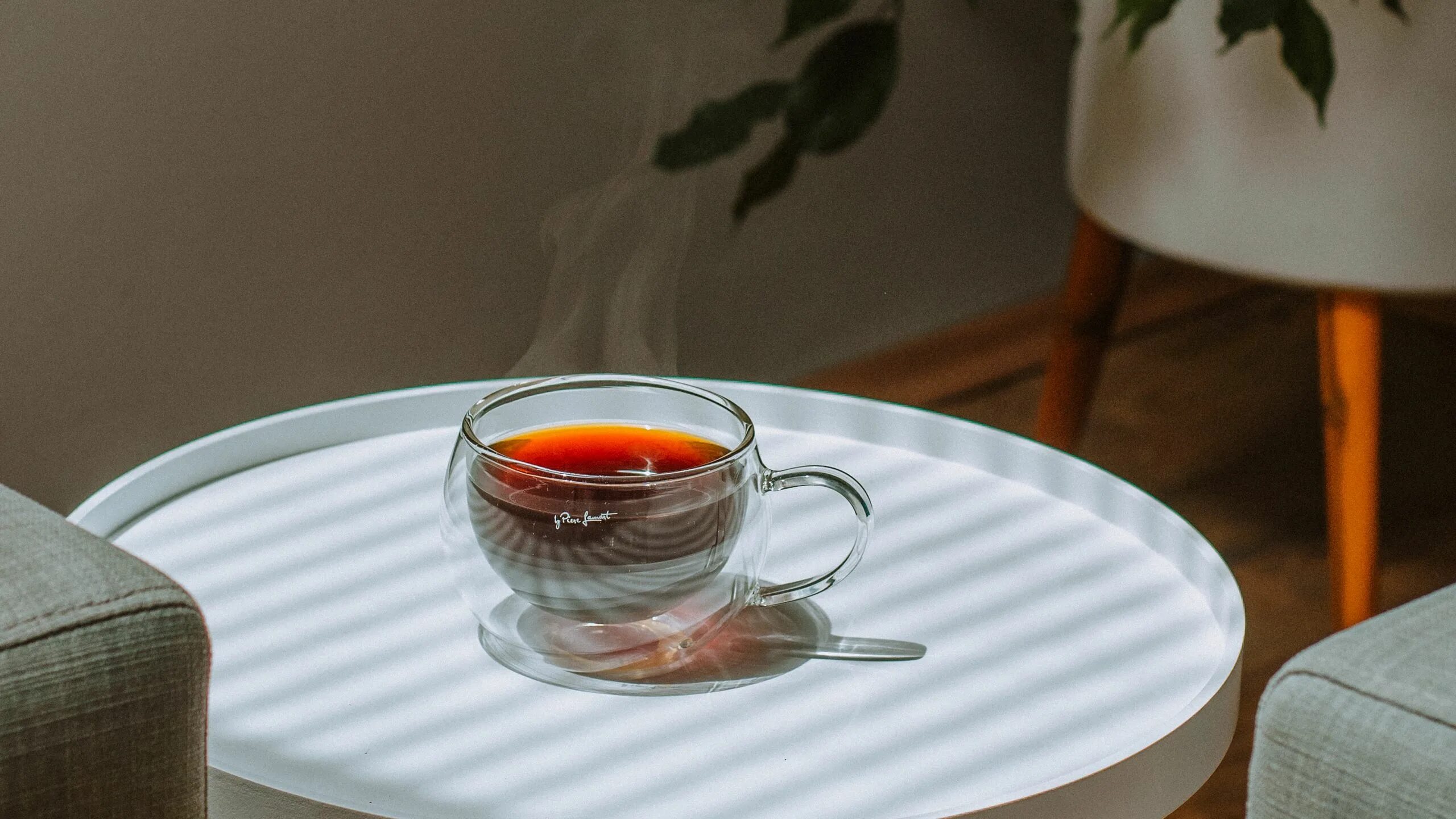 There is a cup on the table. Чашка чая на столе. Столик для чая. Столик с чашечкой. Столик и чашечка чая.