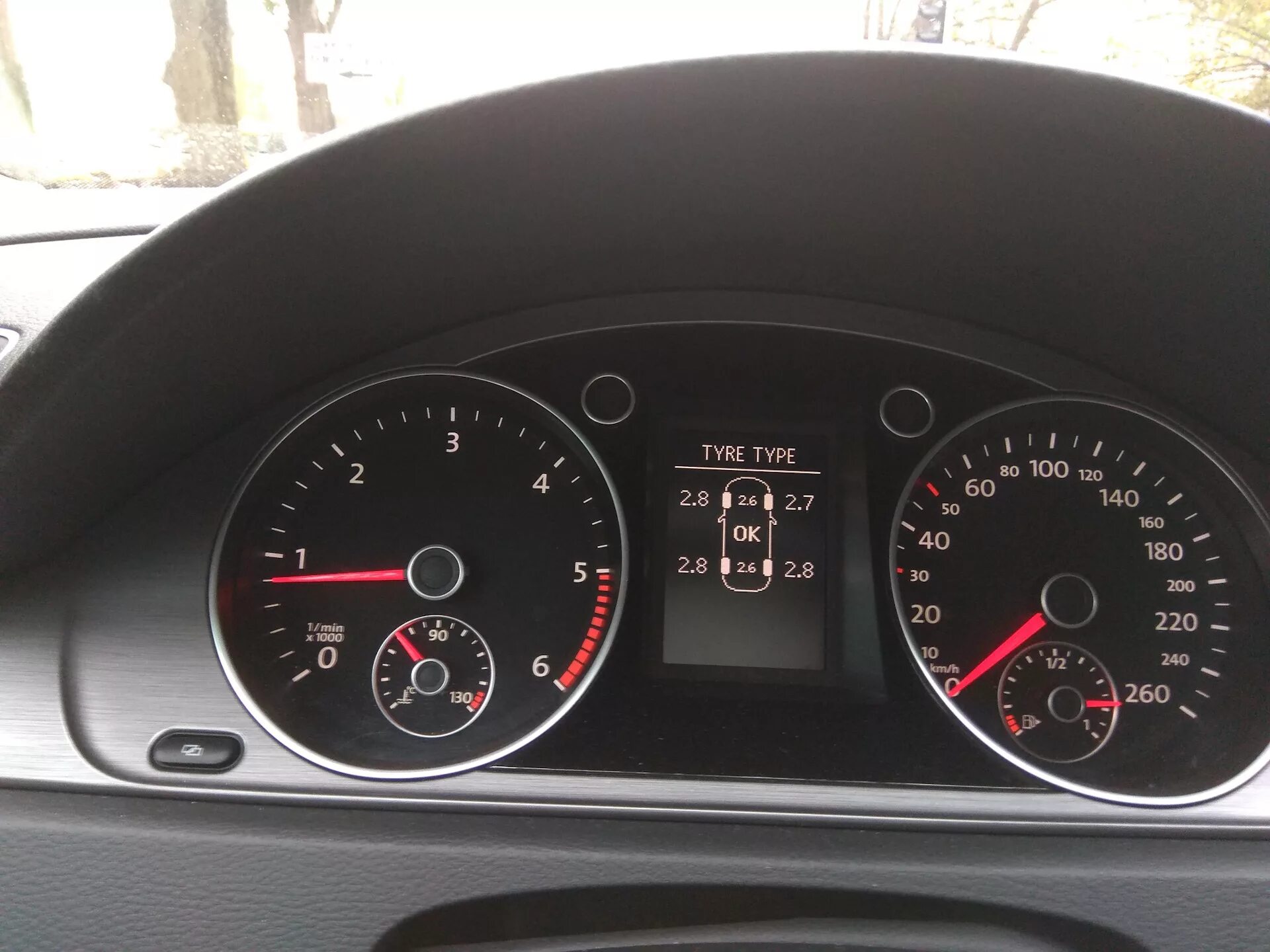 Пищит пассат. Пассат 2011 щиток приборов. цветная приборная панель passat. 3aa920880gx. антенна rdks passat b7.