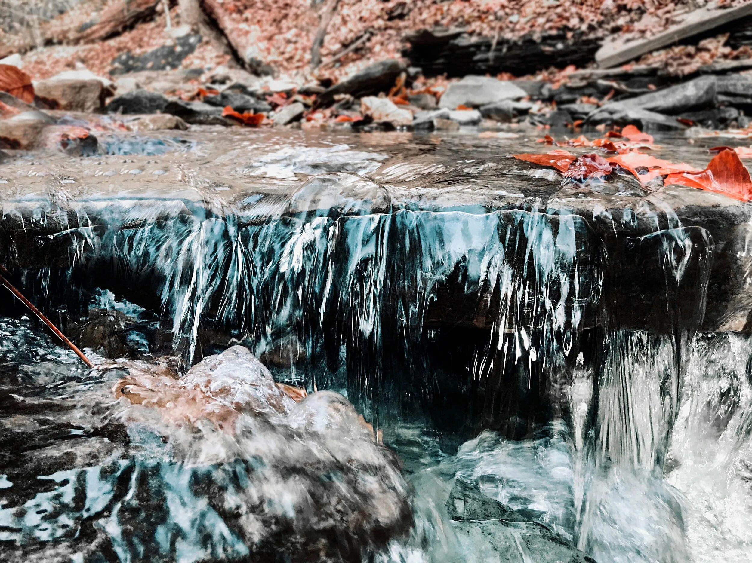 Вода в горных породах. Природные породы в Водах. Размытие пород водой. Чистая ли вода в водопадах. Разрушение пород водой