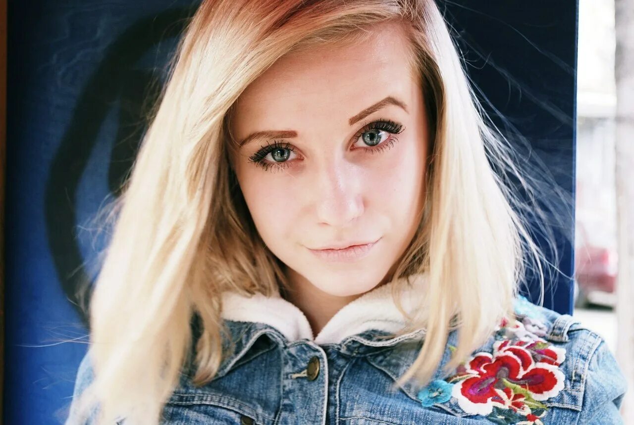 Диана орестова 2010. Екатерина темнова 2022. Девочка 1 год играет. Красивые девочки спасет мир. Рыжий комбинезон.