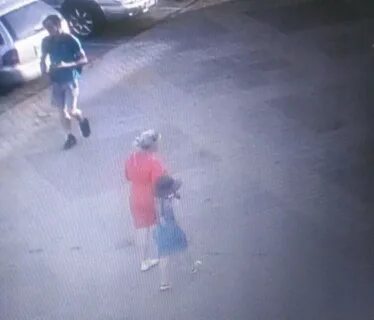 Девочка забрала мальчика