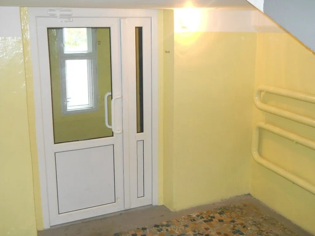 Вторые двери в подъезд. Дверь обычного подъезда. Дверь подъездная металлическая. Прозрачная дверь в подъезд. Подъездные двери пластиковые.