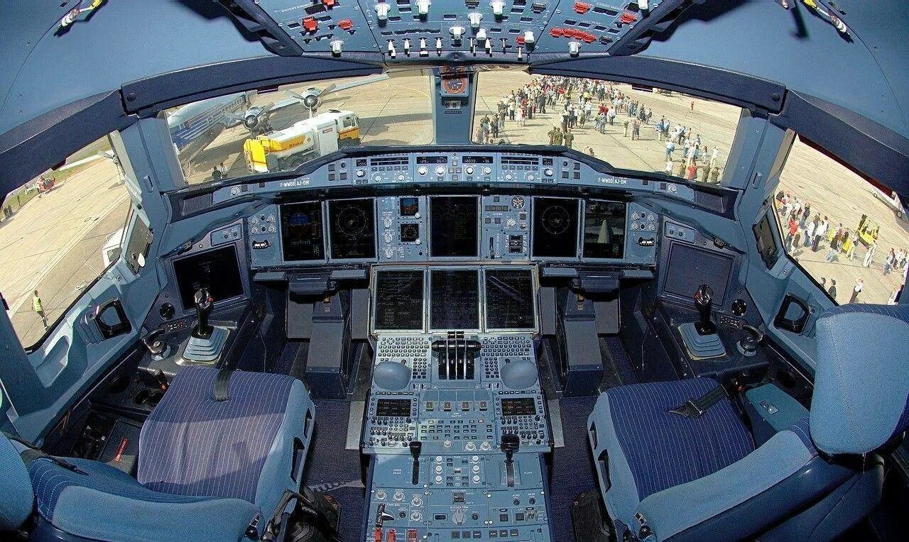 Airbus system. Кабина пилотов аэробус 380. airbus a380 кабина пилота. аэробус а380 кабина. а380 кабина пилотов.