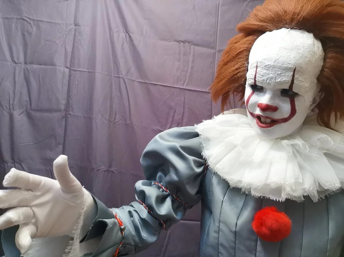 Pennywise клоун 1990. Пеннивайз существует. Пеннивайз существует. Оно 2017 пеннивайз и джорджи. Клоун пеннивайз 2017 арт джорджи.