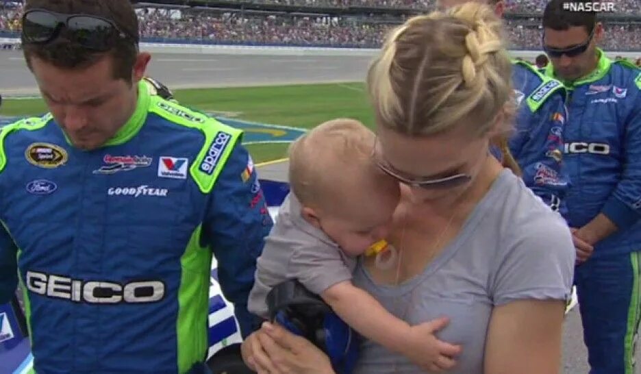 Где трогают детей. Где трогают детей. Мальчик и девочка изучают друг друга. Дети щупают друг друга. Дети наблюдают за природой.