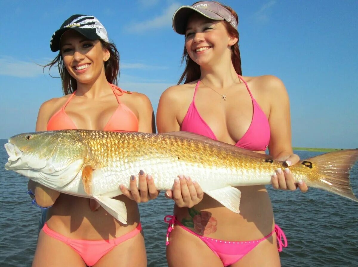 Женщины на рыбалке. Телка с рыбой. Что нибудь про рыбалку. Приколы на рыбалке. Классная рыбалка.