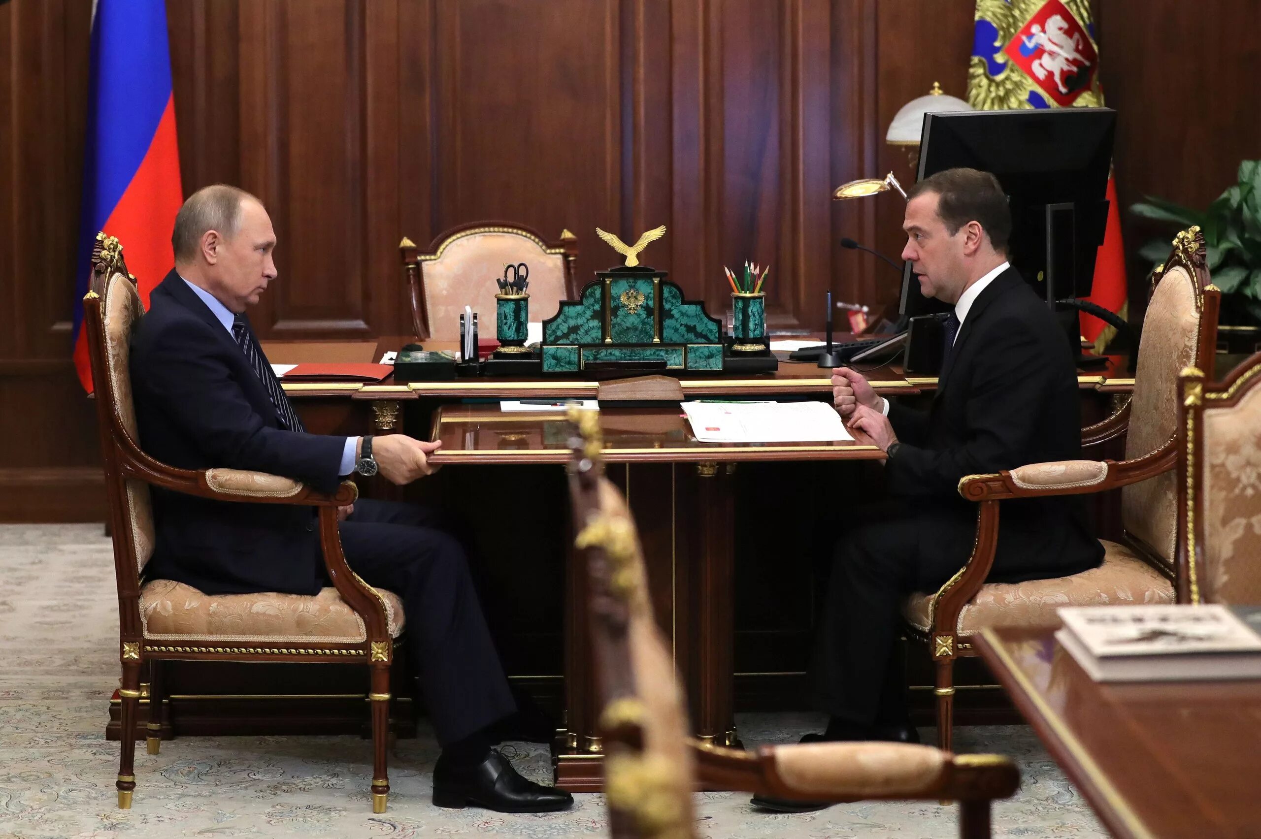 Переговоры медведева. Кресло президента в Кремле. Кабинет президента в Кремле.