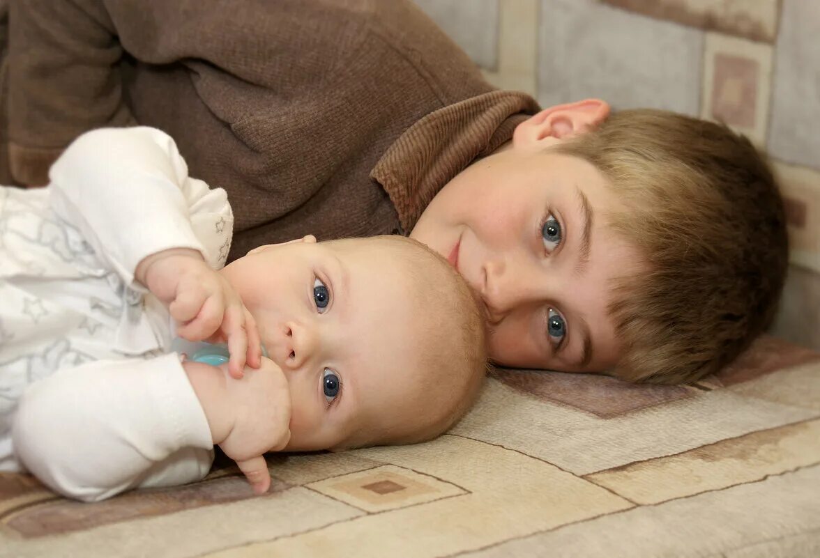 Усыновить ребенка из донбасса. Дети в детских домах. Усыновите меня. Усыновить племянника. Стрижки детдомовцев фото.