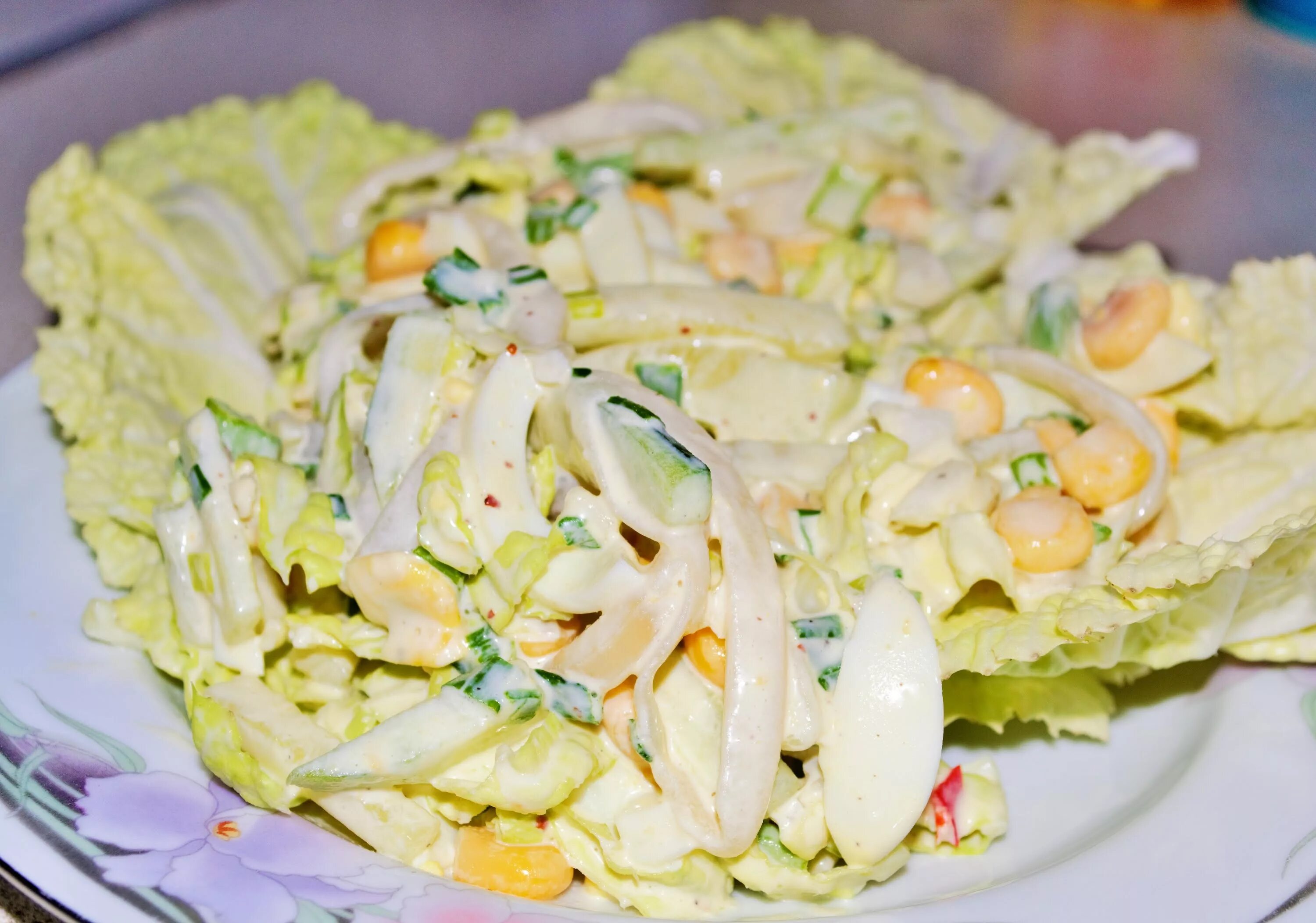 Простой салат из яиц огурцов. Салат из пекинской капусты с огурцом и кукурузой и яйцом. салат с кальмарами и пекинской капустой и кукурузой. салат с кальмаром и кукурузой и огурцом. пекинская капуста с кукурузой и огурцами.