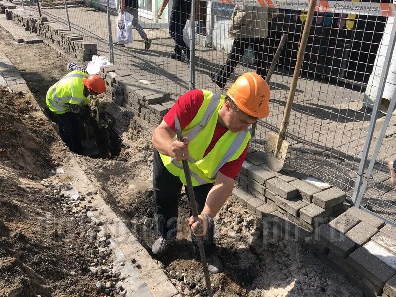 Копка траншей вручную. Ручная копка. Ручная копка земли. Земляные копка. Ручная копка траншей.