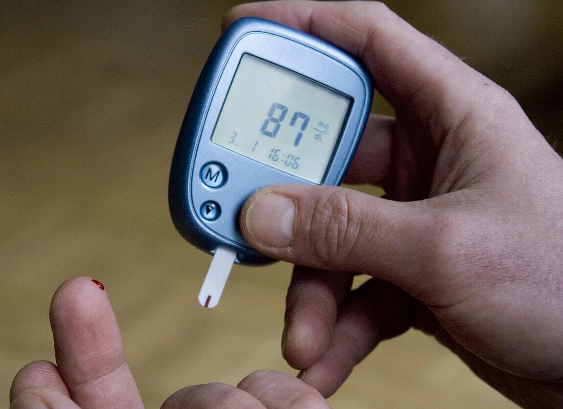 Сахарный тест. Глюкометр в руке. Рука с глюкометром. Глюкометр и человек. Тест на сахарный диабет.