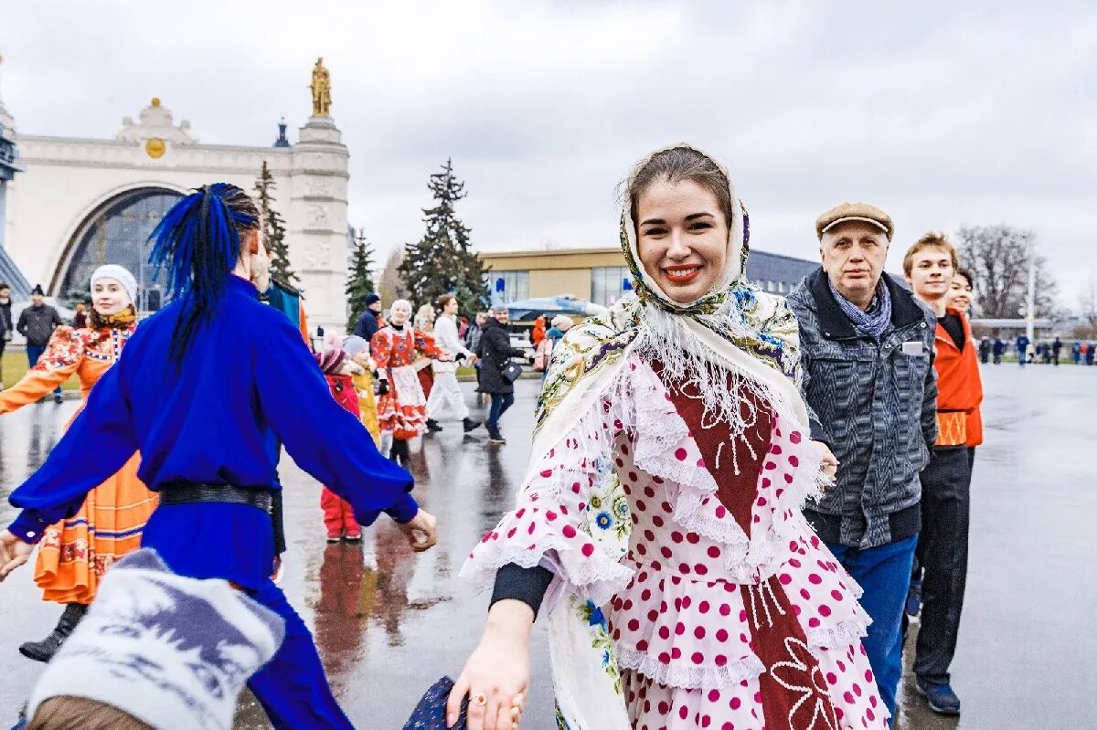 Какие гулянья в москве. День национального единства России. День народного единства гуляния в Москве. Россияне на день народного единства. С праздником день народного единства.