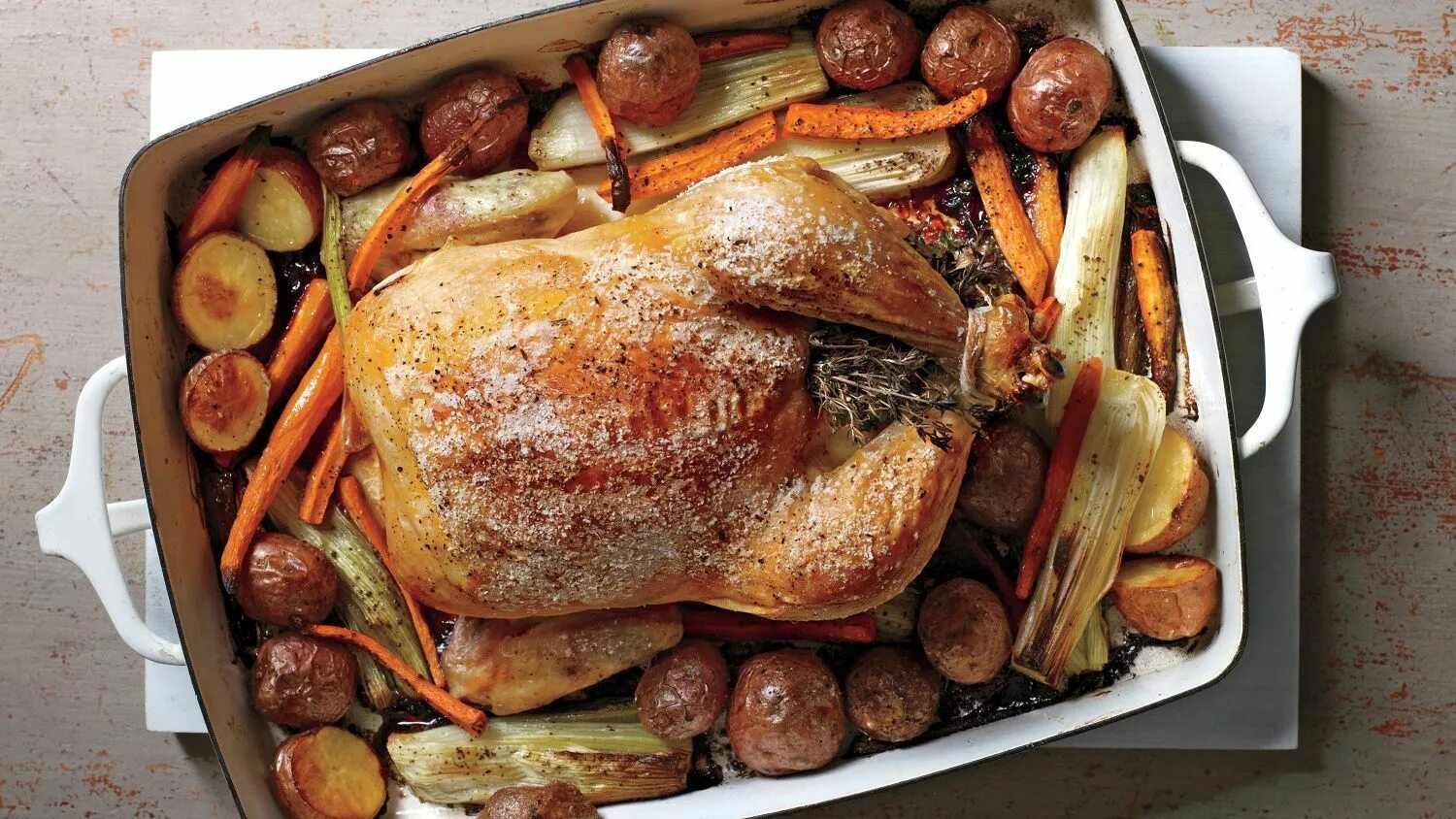 Курица запеченная с овощами в духовке. Курица в духовке целиком с овощами. Курица с овощами гриль в духовке. Целая курица запечённая с овощами.