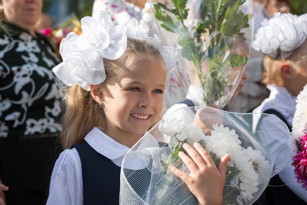 Первоклассница с бантами. Первоклашка с бантами. Красивые первоклашки.