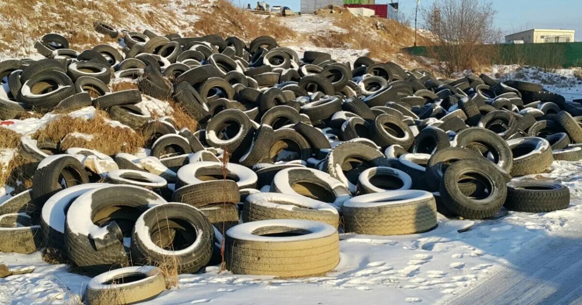 Бесплатная утилизация шин. Свалка покрышек. отработанные покрышки. отработанные автопокрышки. грузовые шины свалка.