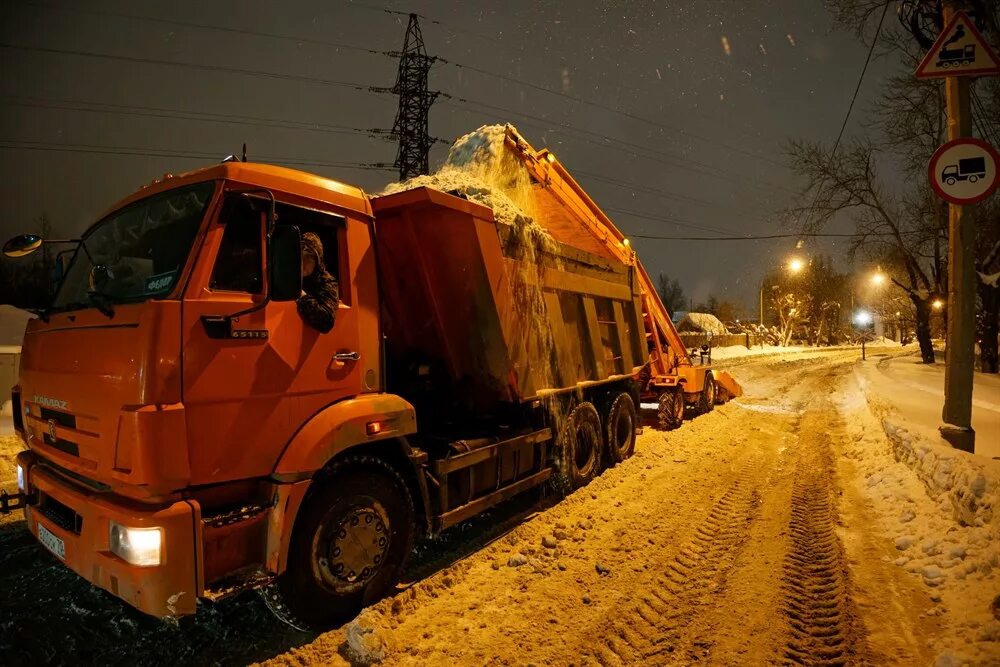 Уборка снега Томск. Вывоз снега Томск 2021. КАМАЗ убирает снег. Вывоз снега СПБ печать.