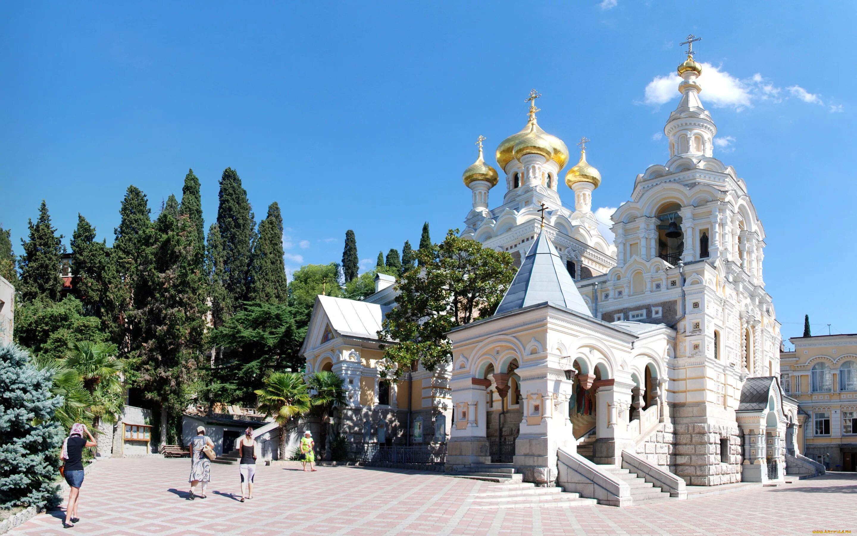 Ялта особенности города. Церковь на набережной Ялты. Храм Андрея Первозванного Севастополь.