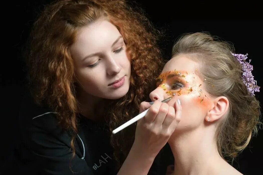 гример постижер. гример в театре. нанесение грима. искусство грима. художник гример.