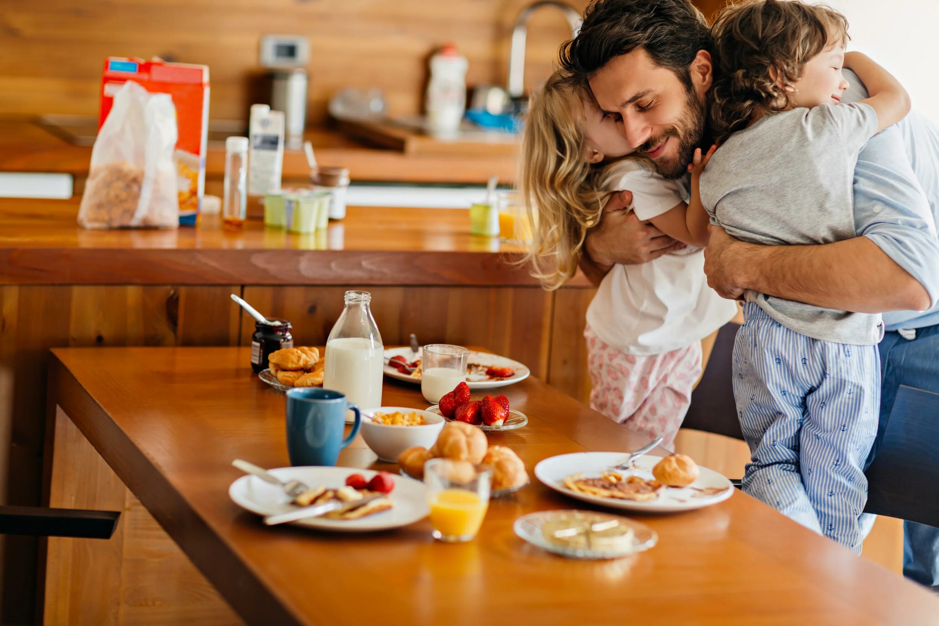 Заботливый отец. Семья и забота мужчины. Хороший отец. Семья за столом. Dads food