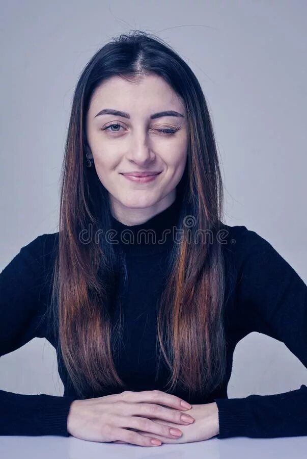 Апотемнофилия (apotemnophilia. Дарья одноглазая. Girl with one eye. Girl with one eye. Девушка прикрывает один глаз рукой.