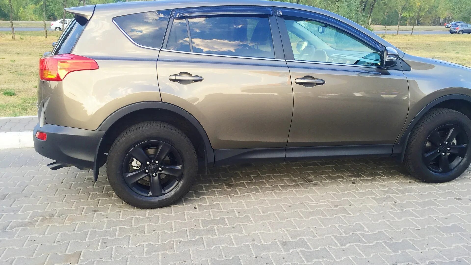 Литые диски тойота рав 4. Черные диски на toyota rav4. черные диски на тойота рав 4. тойота рав 4 темно бронзовый. коричневый тойота рав 4 черные диски.