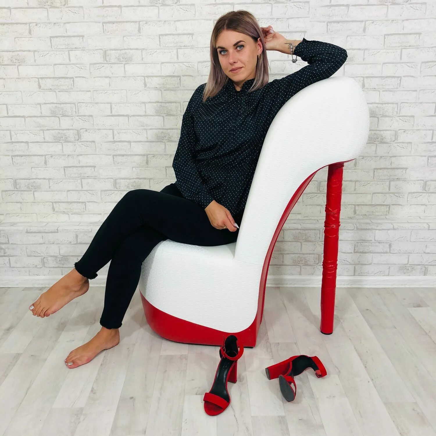 Диван туфля. Диван туфля. Кресло туфелька на шпильке. Пуфик туфелька. Стул туфля.