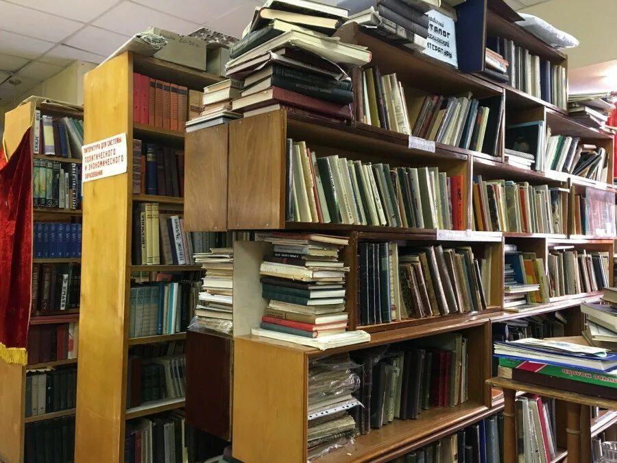 Много книг. Букинистический вакансии. Винтажный универмаг улица ленина в москве. Букинист волгоград. Букинистическая лавка.