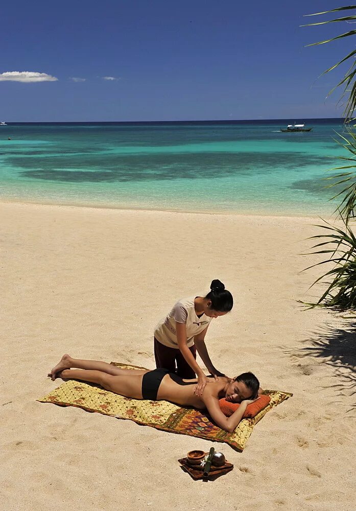 Beach massage. Пара влюблённых Боракай. Боракай 2023 бикини. Shangri la Boracay.