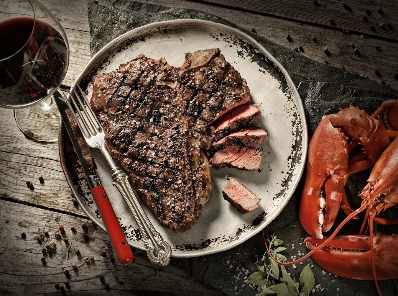 Реклама стейков. Стейк рибай. 2 стейка. Мясо для стейка рибай. 2 стейка.