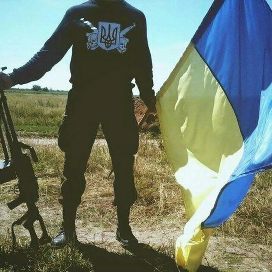 Украинские патриотические. Авы для украинцев. Флаг Украины аватар. Человек с украинским флагом. Украинцы вк