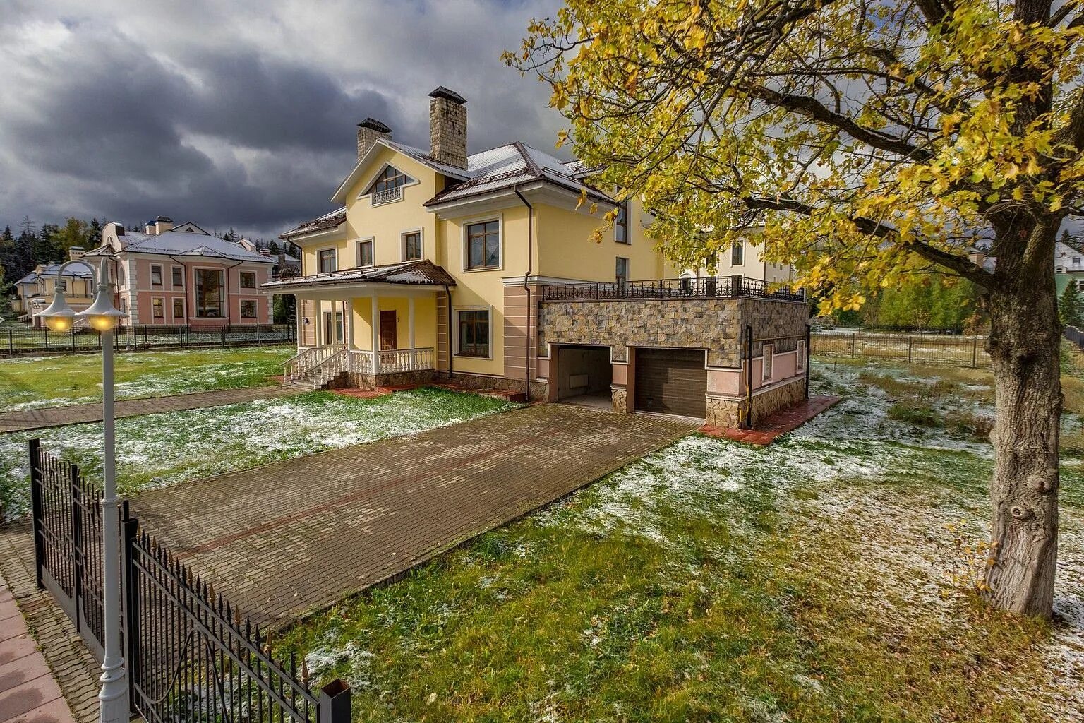 Усадьба на рублевке москва. Рублевка дома. Рублевка дома. Поселок рублевка москва. Поместье херста, беверли-хиллз.