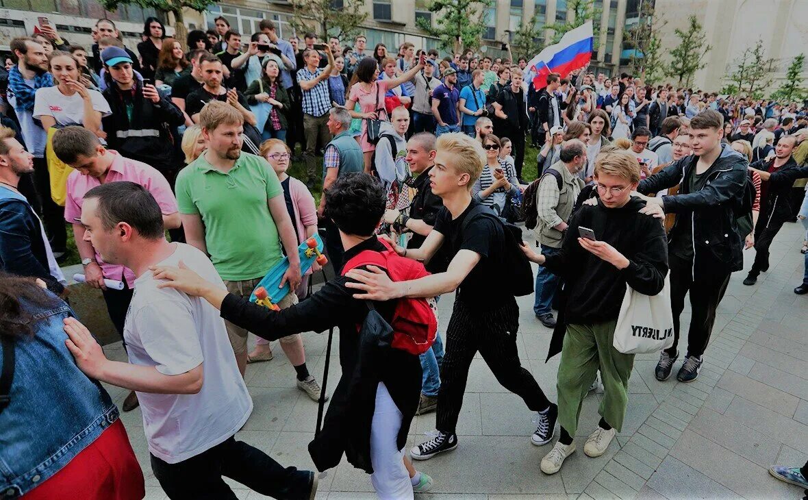 Молодежь на митинге. Несанкционный митинг подростков. Школьники на митинге. Протесты молодежи. Дети на митинге навального