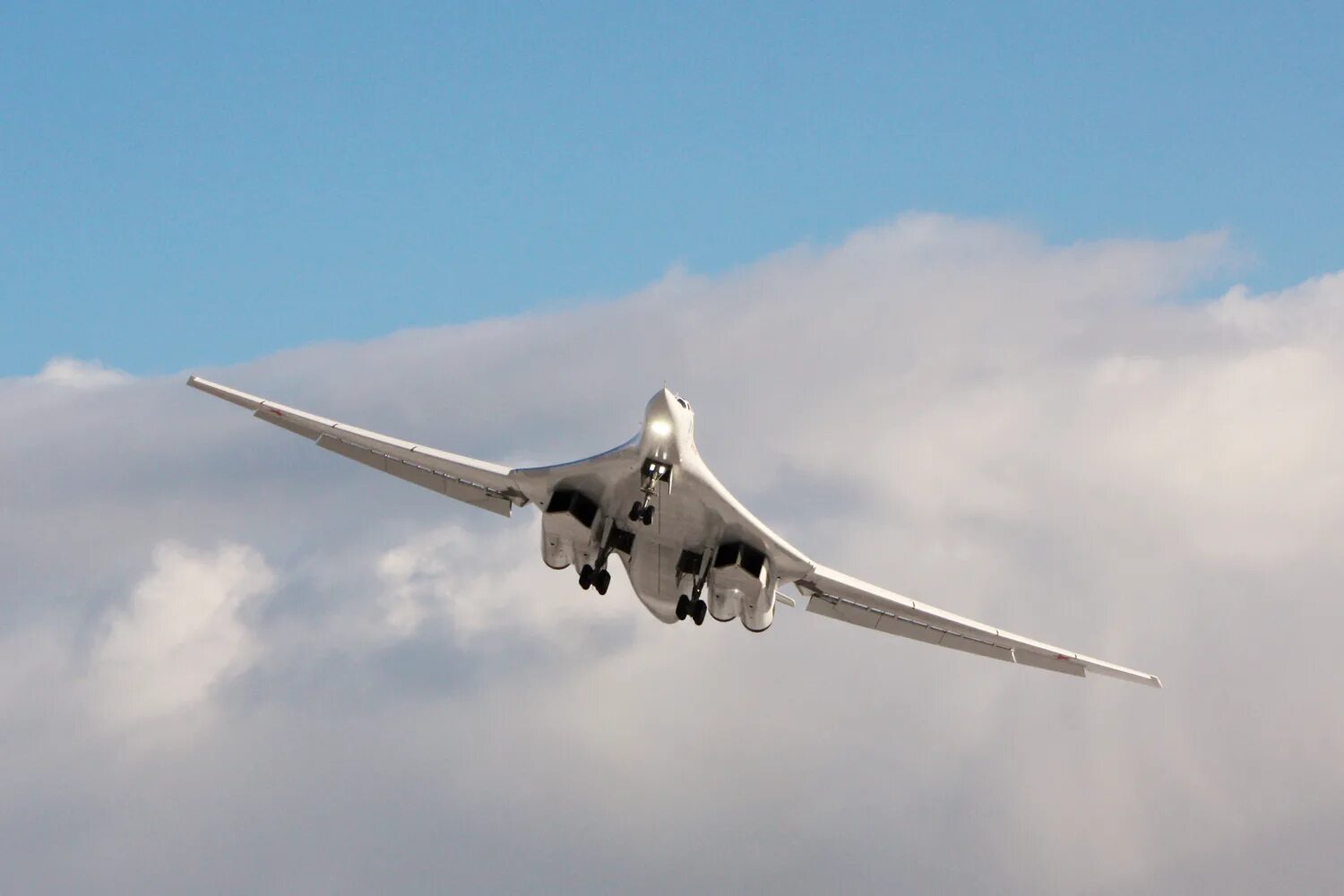 Ту-160 сверхзвуковой самолёт. Ту-160 белый лебедь. Ту 160 скорость в км. Технические характеристики самолета ту 160 белый лебедь. Ту 160 скорость в км.