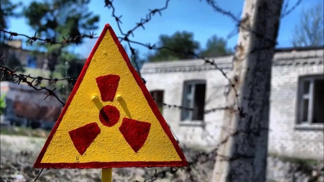 Зона отчуждения Чернобыльской АЭС. Чернобыль зона радиации. АЭС Чернобыль радиация. Знак радиоактивности Чернобыль.