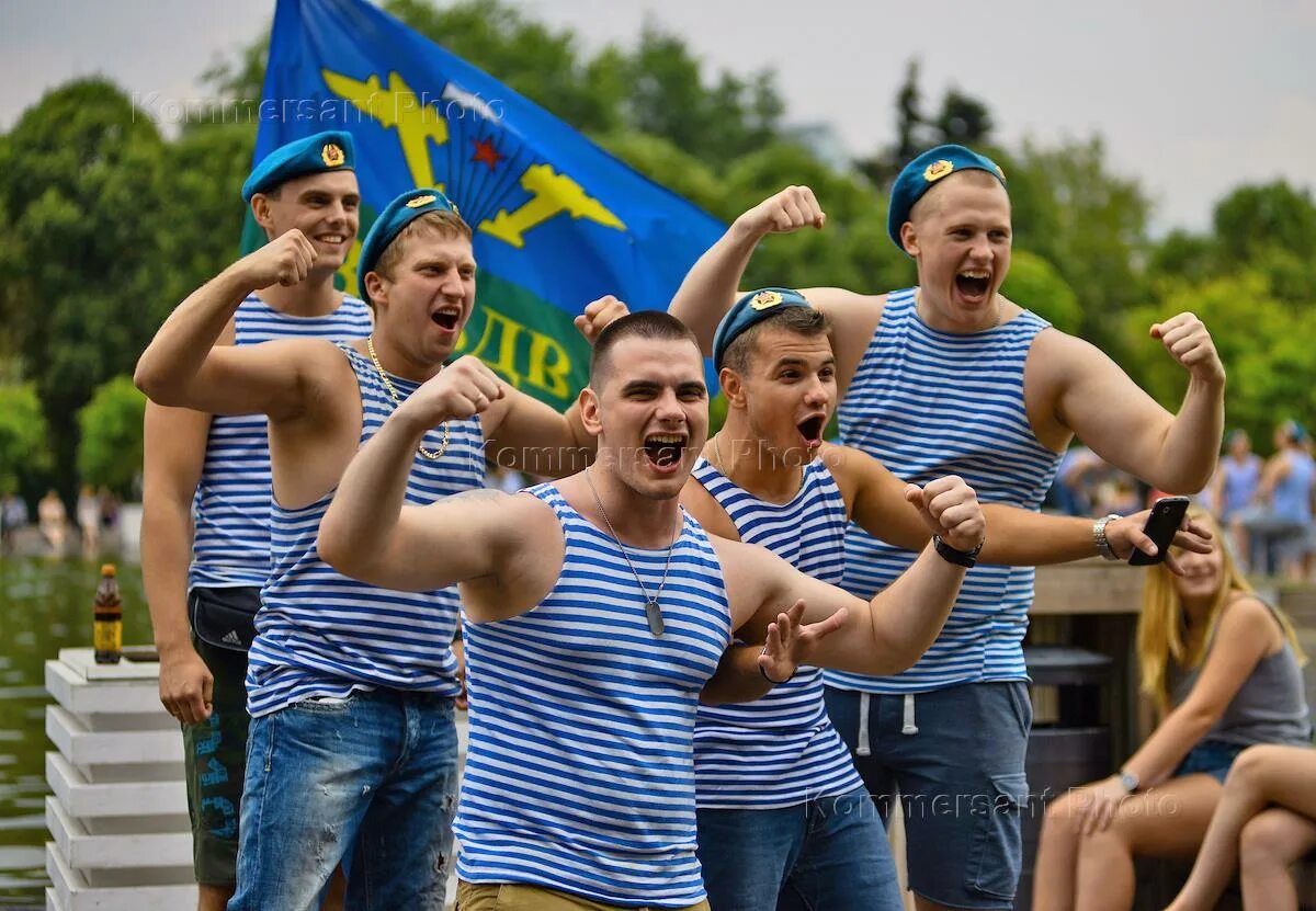 Друзья десантники. ВДВ войска дяди Васи. Десантник в тельняшке. Тельняшка "ВДВ". Парень в тельняшке.