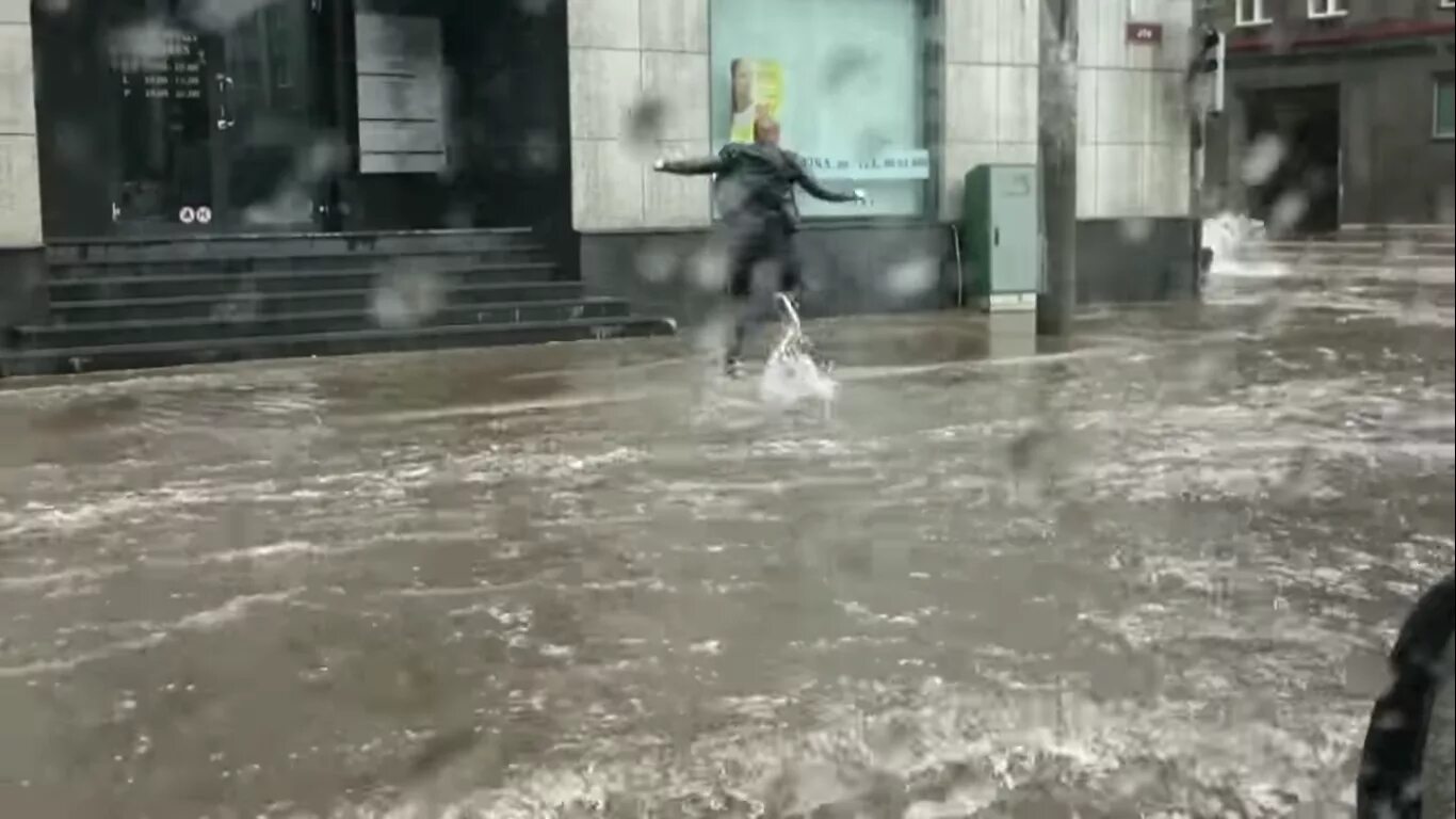 Сильный ливень. Сильный дождь настоящий. Сильный дождь в городе. Сильный дождь летом.