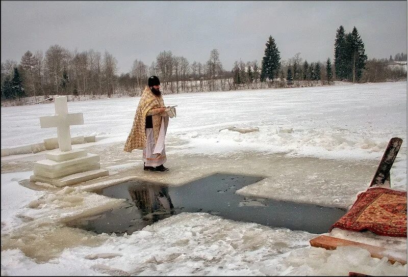 крещение господне купание в проруби. купель троицкое сахалин. крещение останкино. льежская купель. иордань останкинский пруд.