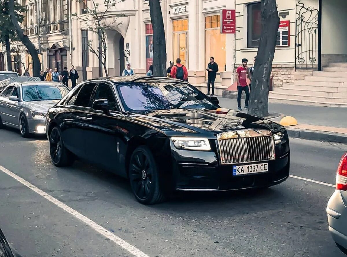 Кто ездит на роллс ройсе. Роллс ройс краснодар. Роллс ройс дубай. Rolls royce dawn. Машина роллс ройс 2021.