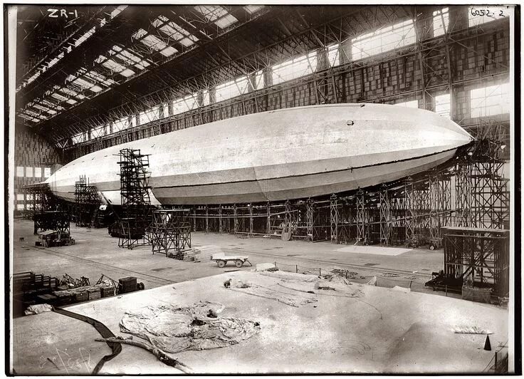 Дирижабль атлант 100. Uss macon zrs-5. Сооружение для постройки или ремонта дирижаблей. Сооружение для постройки или ремонта дирижаблей. Дирижабль внутри.