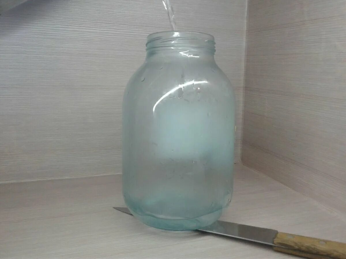 Что делать если лопнула банка. Если в стеклянную банку налить кипяток. Что делать если лопнула банка. Что делать если лопнула банка. Плесень в банке с помидорами.