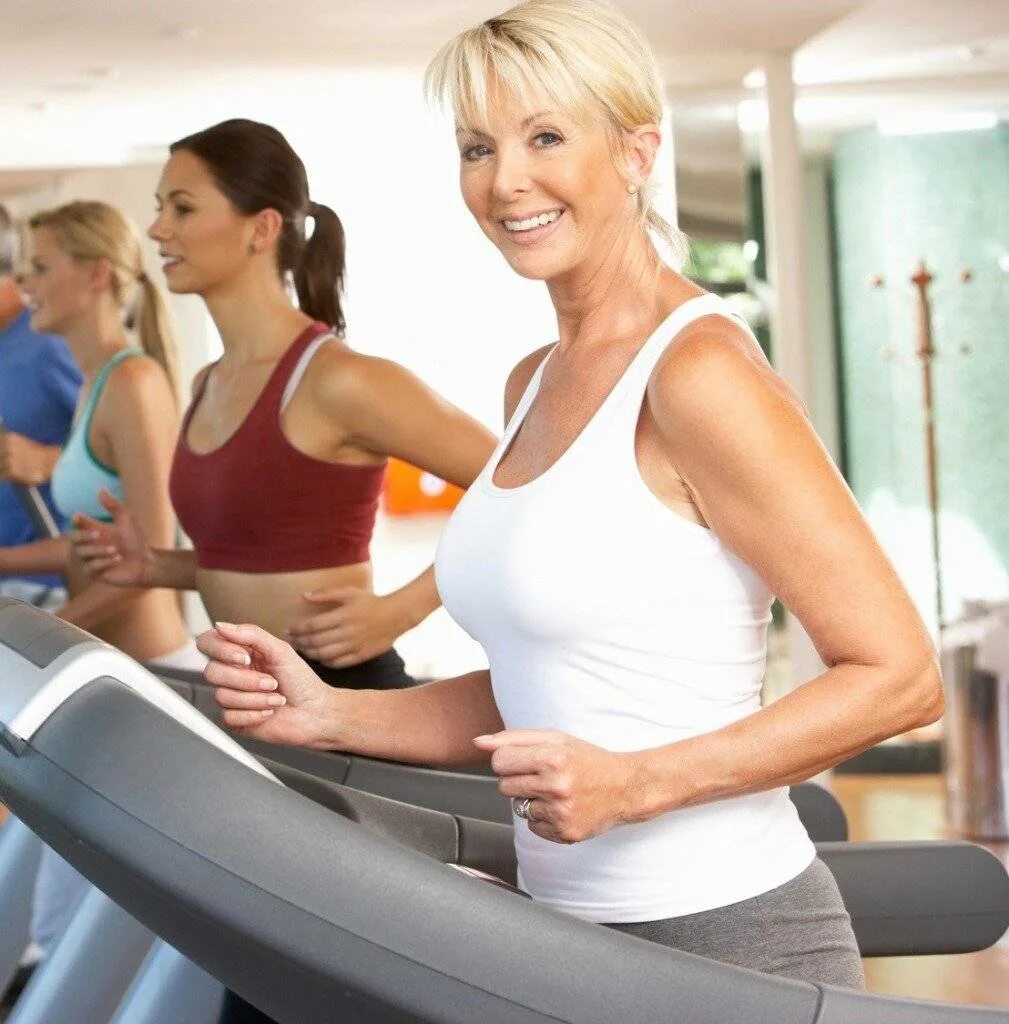 Фитнес после 50. Спортивные женщины в возрасте. Фитнес для женщин за 50. Спортивные пожилые женщины. Физкультура для женщин.