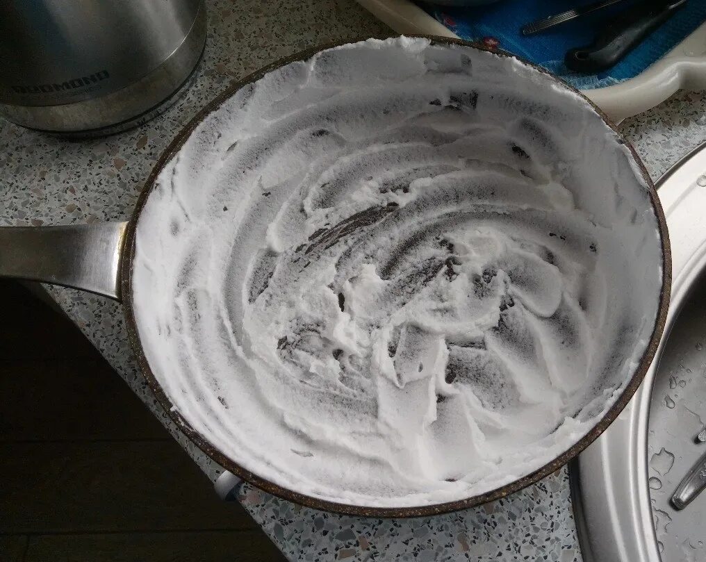 Как очистить алюминиевую сковороду. Чистка алюминиевой сковороды. Алюминиевая сковорода с нагаром. Очистка сковороды от нагара. Алюминиевые сковородки чистка.