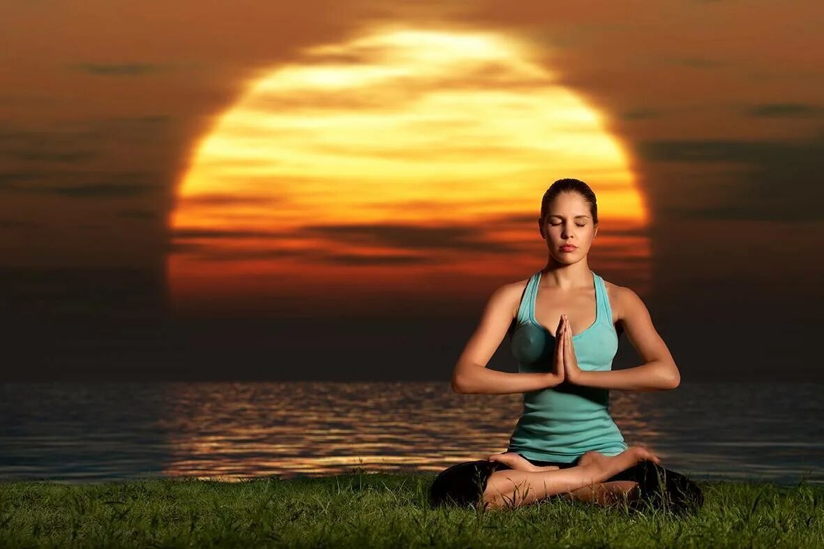 Медитация внутренняя улыбка. Девушка медитирует на улице. Внутренняя улыбка медитация для женщин. Женщина солнце йога.